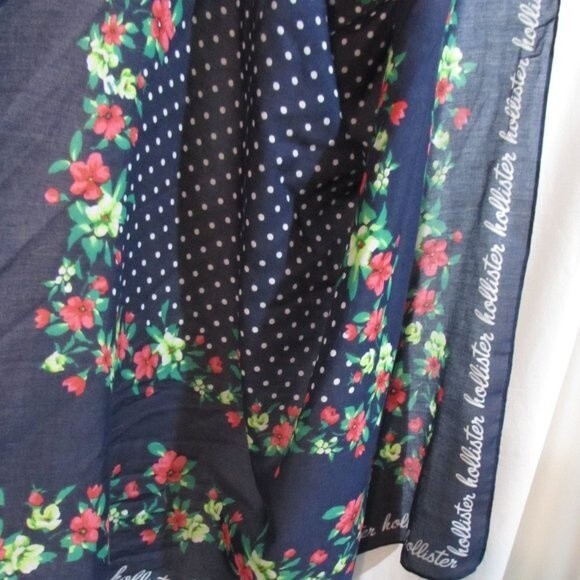 HOLLISTER SARONG WRAP SCARF DARK BLUE FLOWERS POLKA DOTS 40X40 BEACHY - Picture 1 of 7